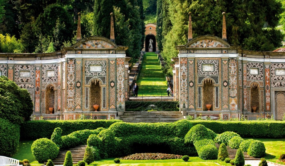 Rönesans kültürünün en etkileyici örneklerinden biri Tivoli'deki Villa d'Este'nin simetrik bahçesi.